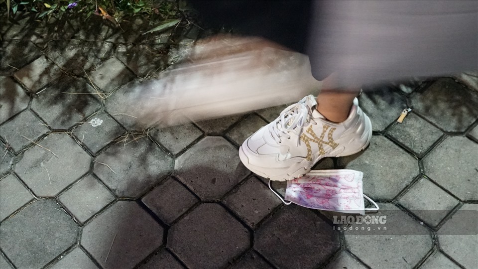 Dọc các tuyến đường, công viên, đến đường chính, không khó để nhìn thấy những chiếc khẩu trang vứt la liệt, làm mất mỹ quan đô thị.