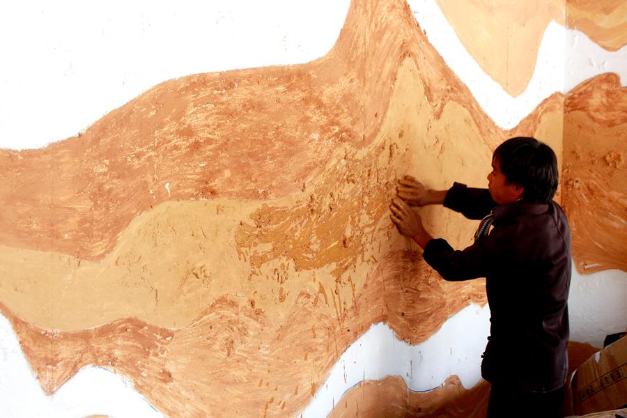 Những bức tường không sử dụng sơn mà dùng hoàn toàn từ màu đất, vô cùng bắt mắt. Ảnh: MY LY