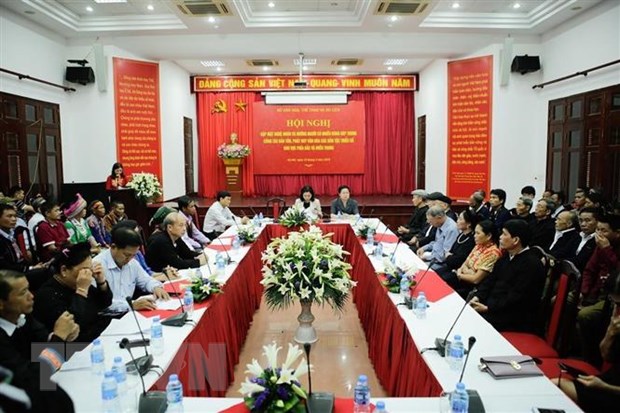 Tran tro chuyen dai ngo danh cho cac 'bau vat nhan van song' hinh anh 2