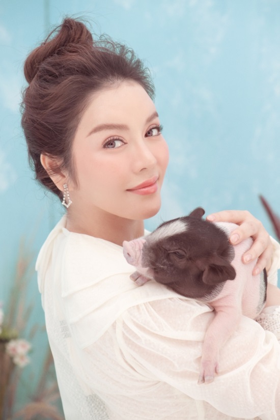 ly nha ky chup anh tet doc dao cung heo con, khoe ve dep non na hinh anh 10