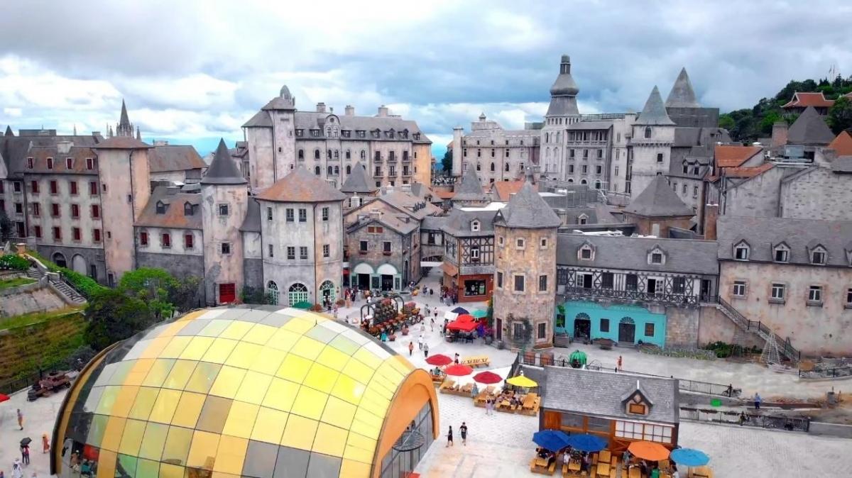 Khi nắng lên lấp lánh trên mái vòm vàng óng, bạn chỉ cần đứng vào là cũng 