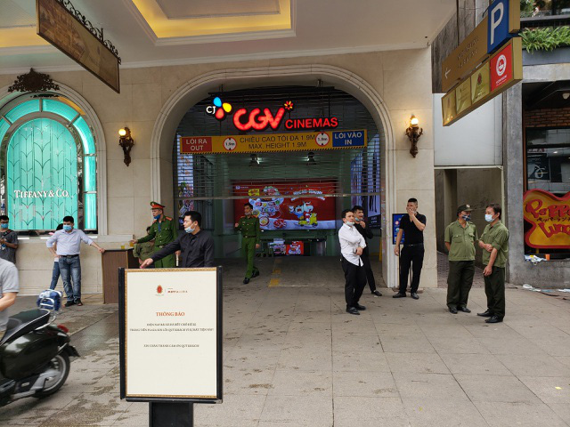 Xe ô tô bốc cháy dưới tầng hầm Tràng Tiền Plaza - Ảnh 1.