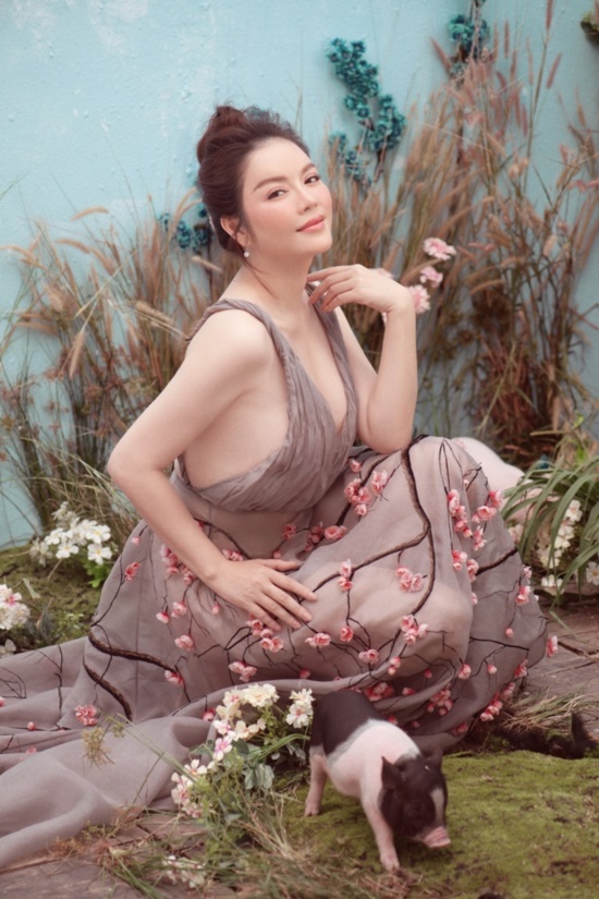 ly nha ky chup anh tet doc dao cung heo con, khoe ve dep non na hinh anh 1