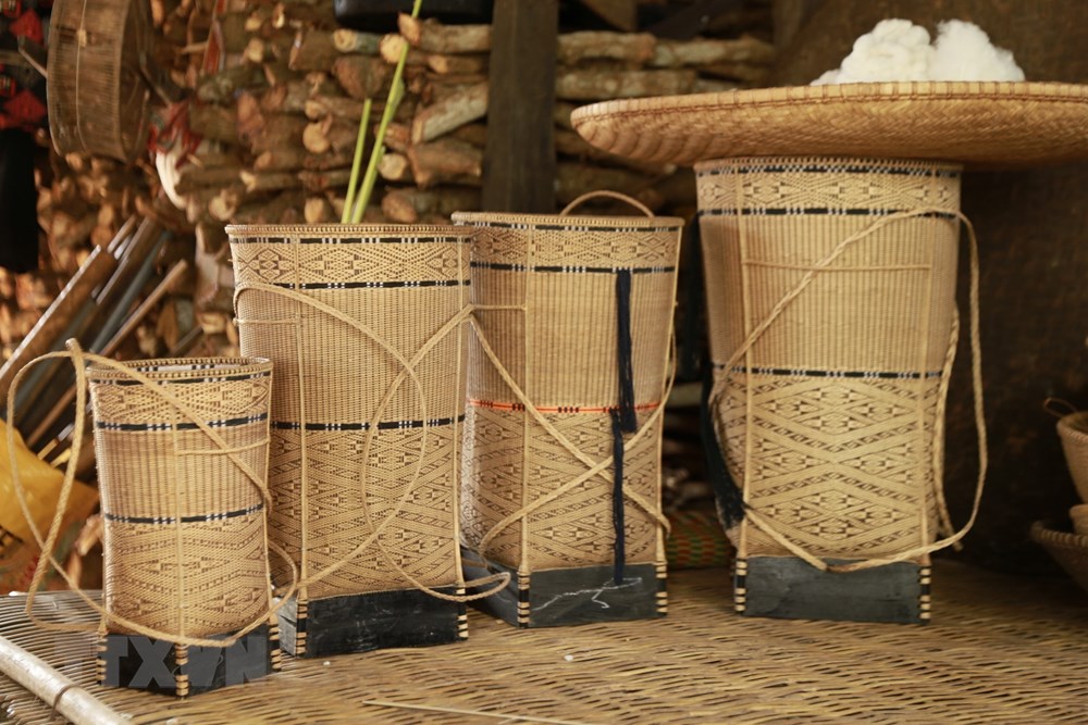 [Photo] Doi vo chong Bahnar nang tinh voi van hoa dan toc hinh anh 6