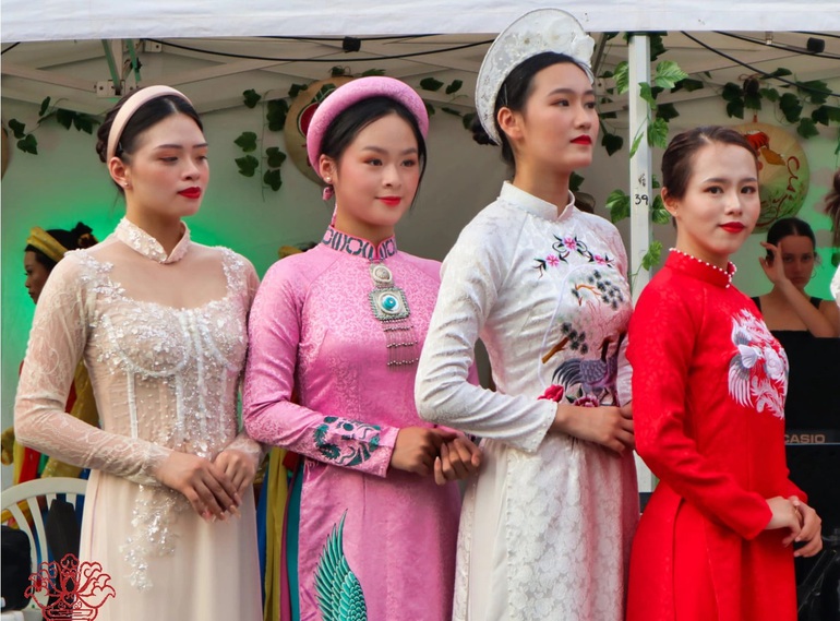 Áo dài, cổ phục Việt tung bay giữa Australia đón chào Tết Nhâm Dần - 1