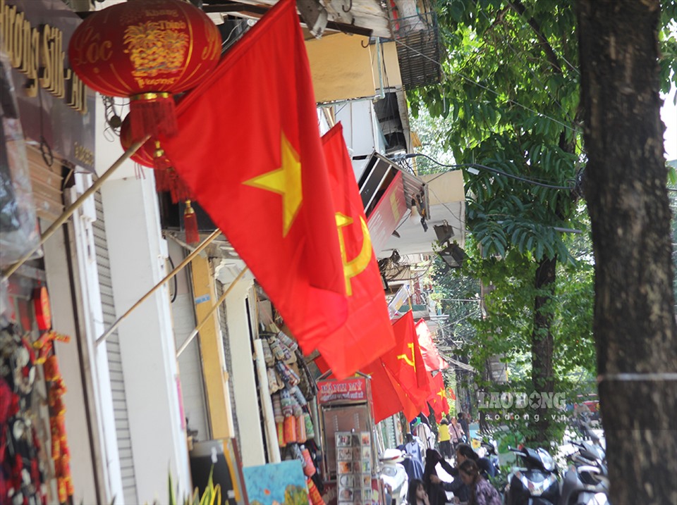 Sắc cờ đỏ, sao vàng tràn ngập từ phố cho đến những con ngõ nhỏ như tô thắm thêm lòng tự hào dân tộc, là minh chứng cho sự vươn mình mạnh mẽ của đất nước sau những năm tháng  sống, chiến đấu, hy sinh xương máu để bảo vệ Tổ quốc.