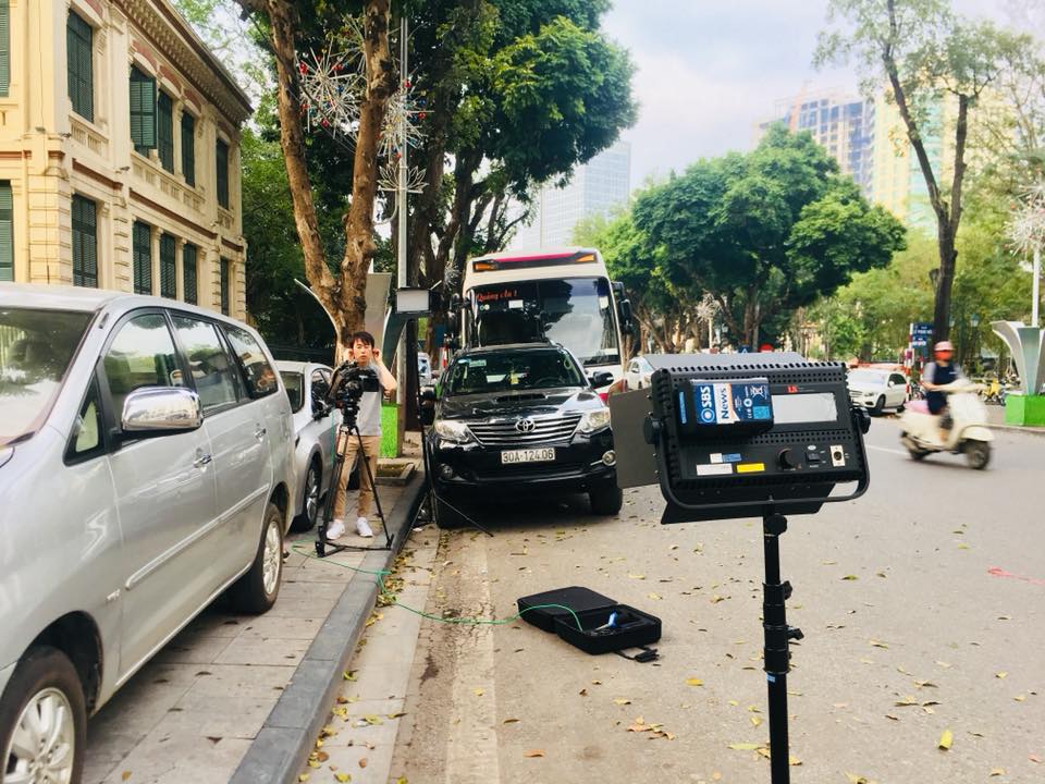 phong vien quoc te mang thiet bi “khung” den ha noi dua tin hoi nghi thuong dinh my- trieu hinh anh 12