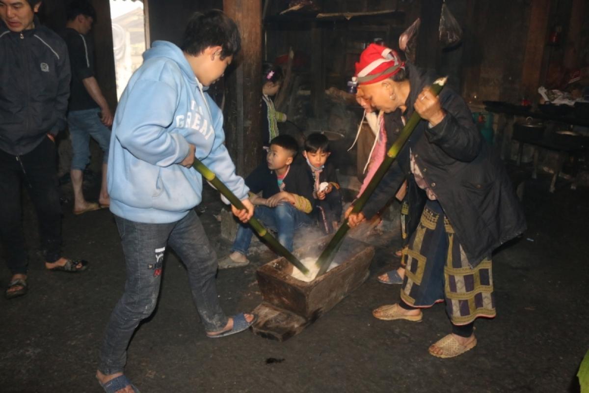 Đồng bào giã bánh dày cúng tổ tiên.