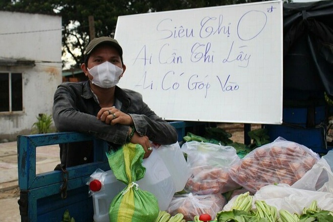 Vợ chồng giáo viên ở Sài Gòn mở siêu thị 0 đồng, mang chợ đến người nghèo - 1