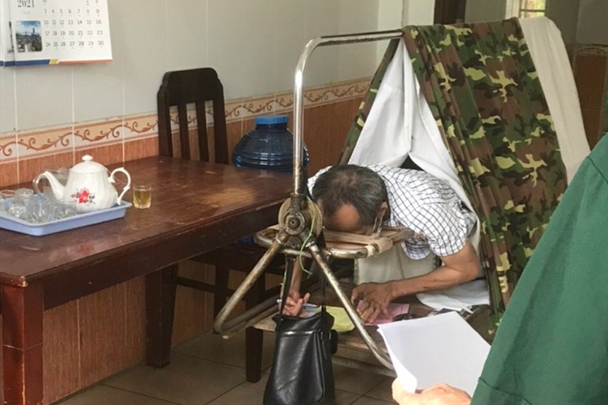 Bác Trần Toàn đang lựa chọn các ứng viên để tham gia bỏ phiếu bầu. Ảnh: Minh Châu