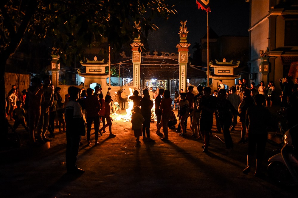 Nét khác biá»t cá»§a 'lấy Äá»' là ai cÅ©ng muá»n xin lá»c nhưng không há» xảy ra chuyá»n tranh già nh như á» nhiá»u lá»
há»i khác. Má»i ngưá»i thưá»ng vun lá»a cho nhau, ngưá»i á» trong sẽ ÄÆ°a lá»a cho ngưá»i á» ngoà i Äá» thá» hiá»n tình là ng nghÄ©a xóm.
