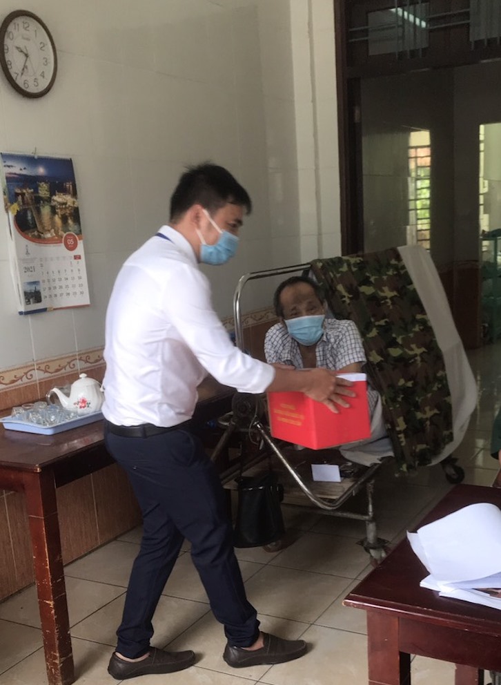 Tổ bầu cử đưa hòm phiếu phụ đến tận phòng để bác Trần Toàn tham gia bỏ phiếu. Ảnh: Minh Châu