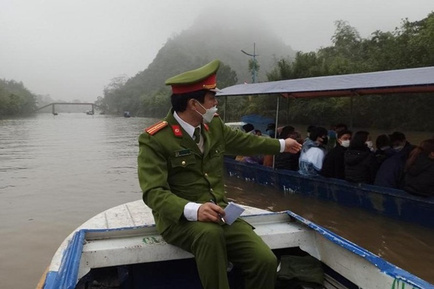 Lực lượng chức năng bảo đảm trật tự trên đường dẫn vào khu di tích chùa Hương. Ảnh: L.Nhi