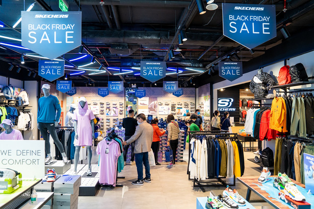 Vincom Black Friday: Khách hàng rộn ràng xếp hàng săn sale “khủng” - Ảnh 2.