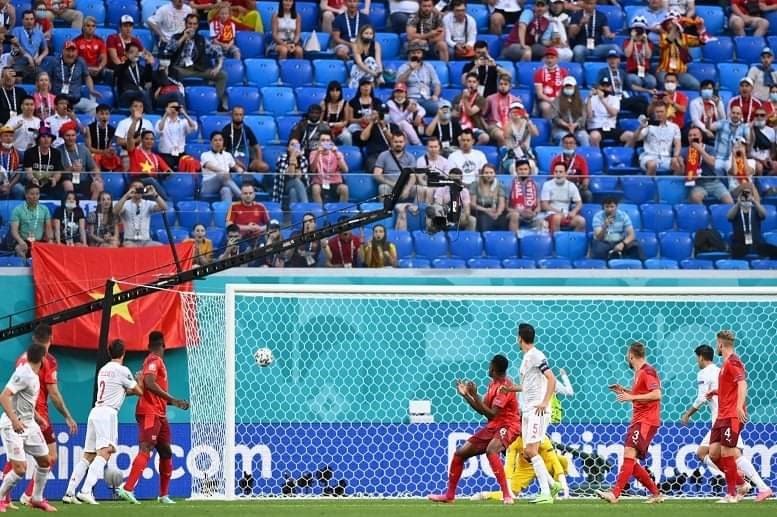 An tuong co do sao vang cua Viet Nam tren san van dong Gazprom Arena hinh anh 2