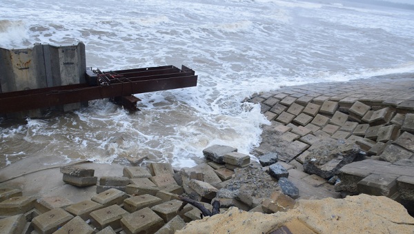 đoạn kè cũ bị sạt lở