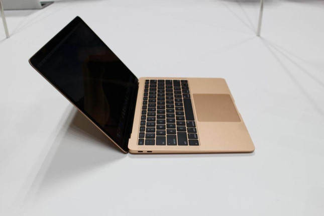 Description: Những hình ảnh đầu tiên về chiếc MacBook Air mới với màn hình Retina - ảnh 3