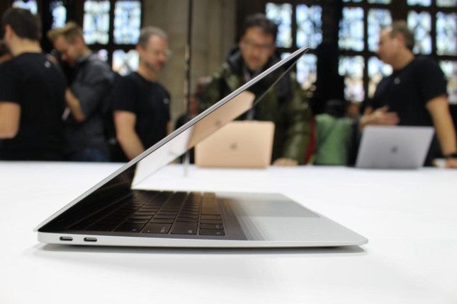 Description: Những hình ảnh đầu tiên về chiếc MacBook Air mới với màn hình Retina - ảnh 4