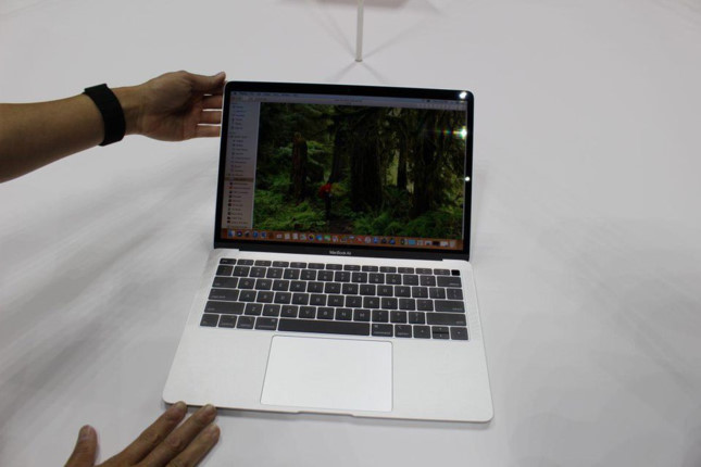 Description: Những hình ảnh đầu tiên về chiếc MacBook Air mới với màn hình Retina - ảnh 2