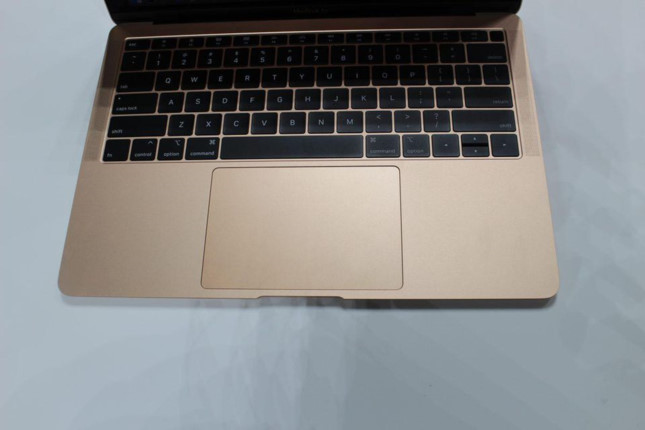 Description: Những hình ảnh đầu tiên về chiếc MacBook Air mới với màn hình Retina - ảnh 5