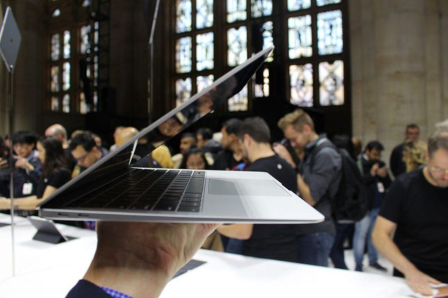 Description: Những hình ảnh đầu tiên về chiếc MacBook Air mới với màn hình Retina - ảnh 1