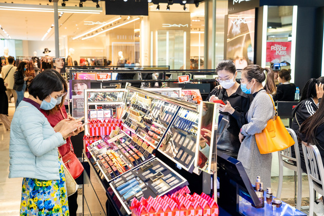 Vincom Black Friday: Khách hàng rộn ràng xếp hàng săn sale “khủng” - Ảnh 4.