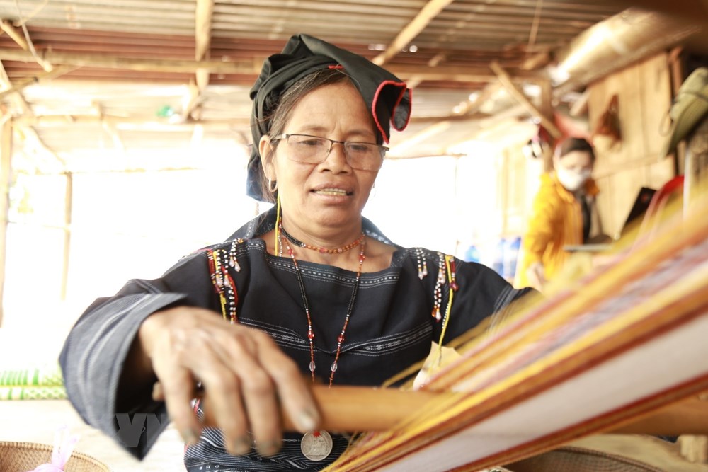 [Photo] Doi vo chong Bahnar nang tinh voi van hoa dan toc hinh anh 2