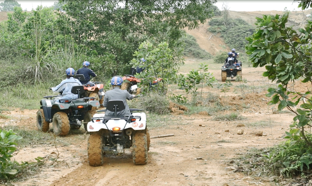 Du khách cưỡi quái thú vượt dốc, băng rừng ở ngoại ô Hà thành - 3