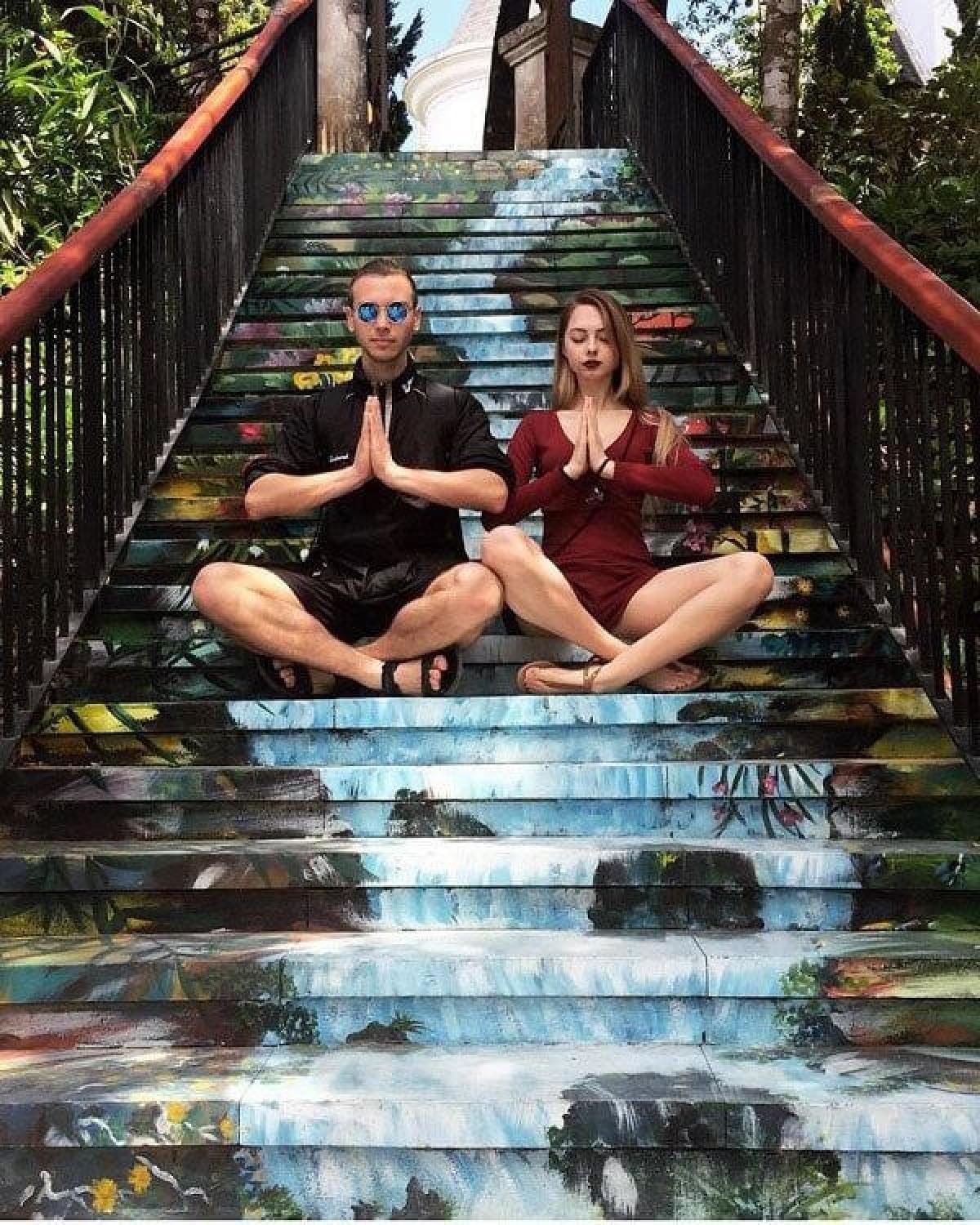 Con đường bích họa nằm tại Vườn Thiêng, nơi bạn sẽ khám phá ra 