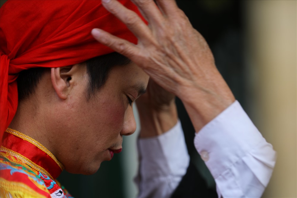 Các chà ng trai giả gái tô son phấn, xúng xÃnh trong áo tứ thân, váy Äụp, Äeo bông tai, chÃt khÄn má» quạ.