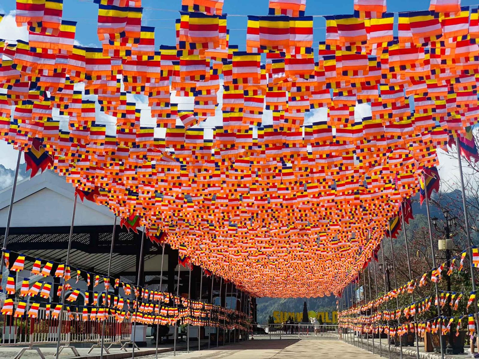 dai-le-cau-quoc-thai-dan-an-tren-dinh-Fansipan 4