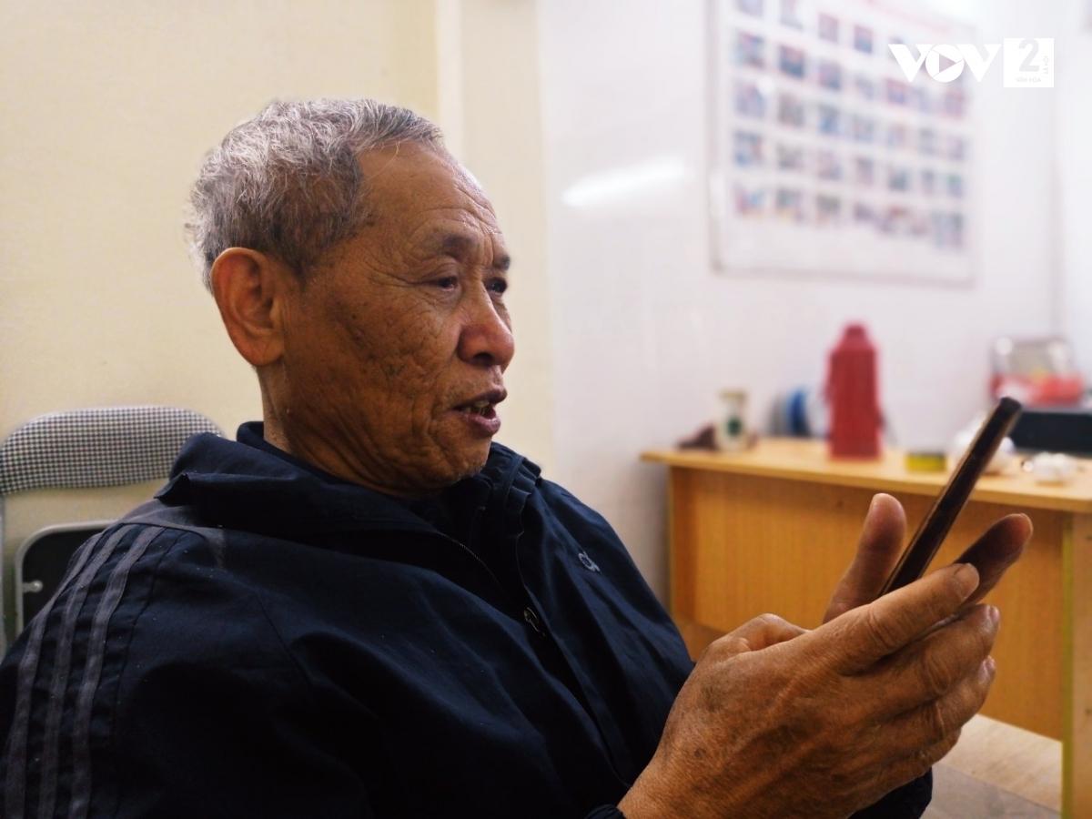 Ông Đặng Đình Bảng thích thú khi gọi điện cho con cháu bằng video trên ứng dụng zalo