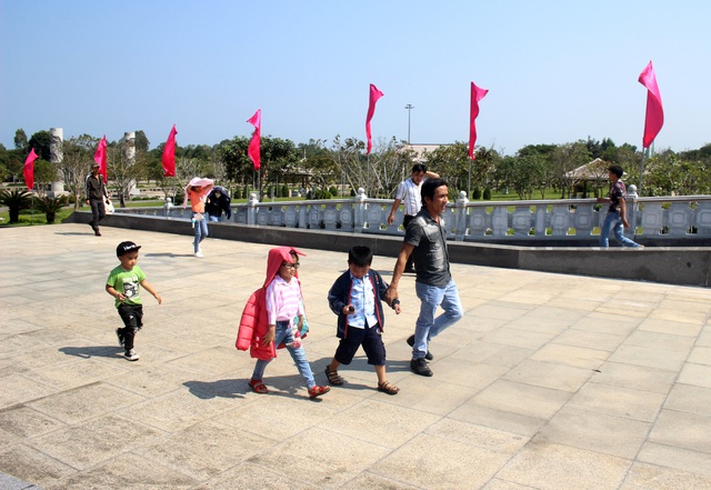 Du khÃ¡ch tham quan TÆ°á»£ng ÄÃ i Máº¹ Viá»t Nam Anh hÃ¹ng dá»p Táº¿t 